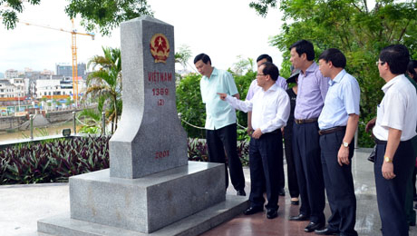 Dirigente del Partido revisa la seguridad y defensa de las zonas fronterizas en Mong Cai